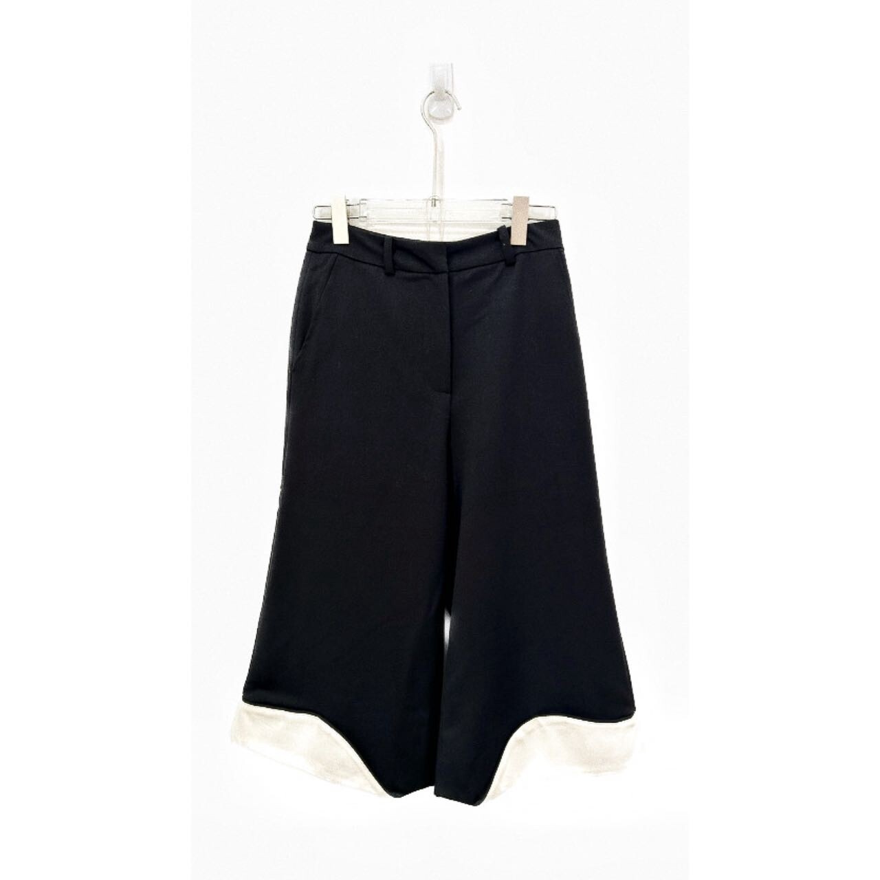 RECTO    BALCK  CROPPED PANTS  $ WHITE  TROUSER LEGS