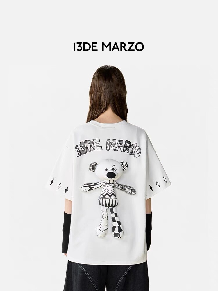 13DE MARZO BEAR DOODLE TEE/ WHITE
