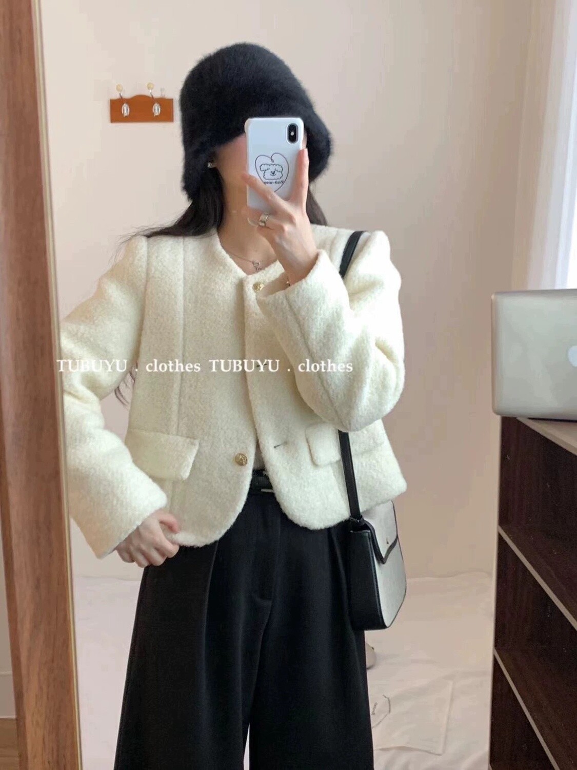 WHITE COAT WITH GOLDEN BUTTON/10