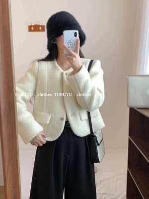WHITE COAT WITH GOLDEN BUTTON/10