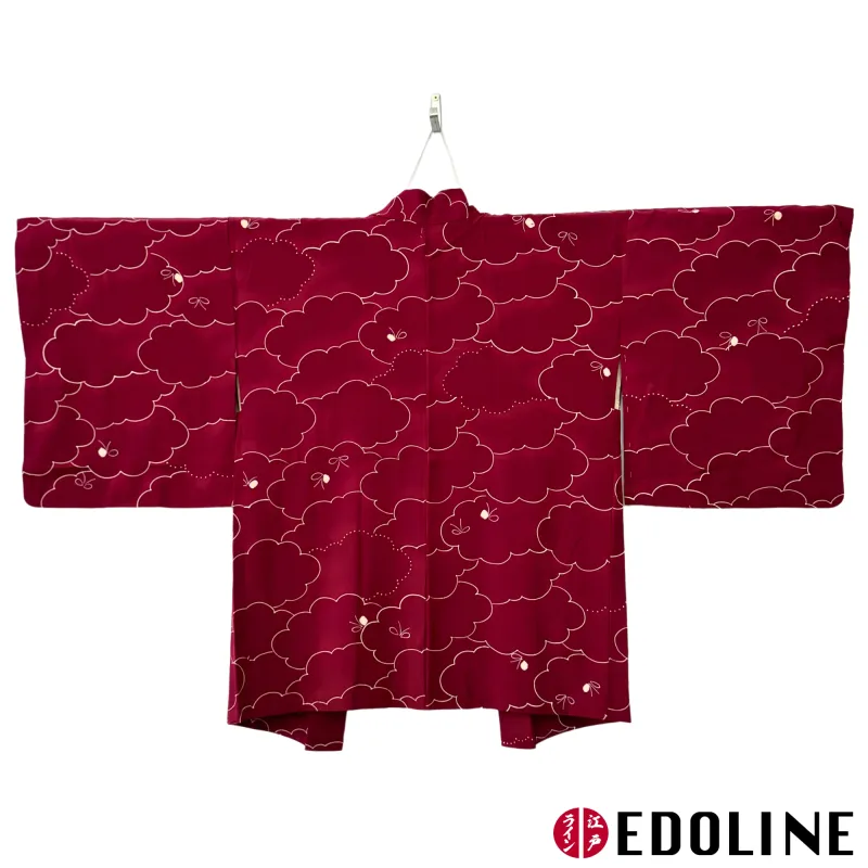 Roter Haori mit Wolken und stilisierten Schmetterlingen