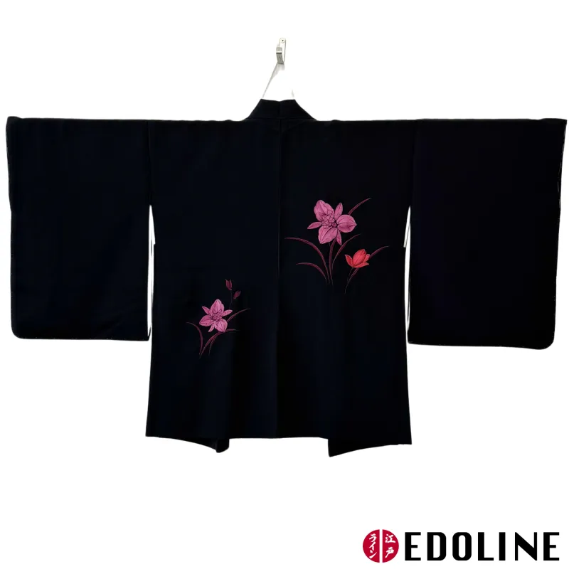 Schwarzer Haori mit Lilien Stickerei