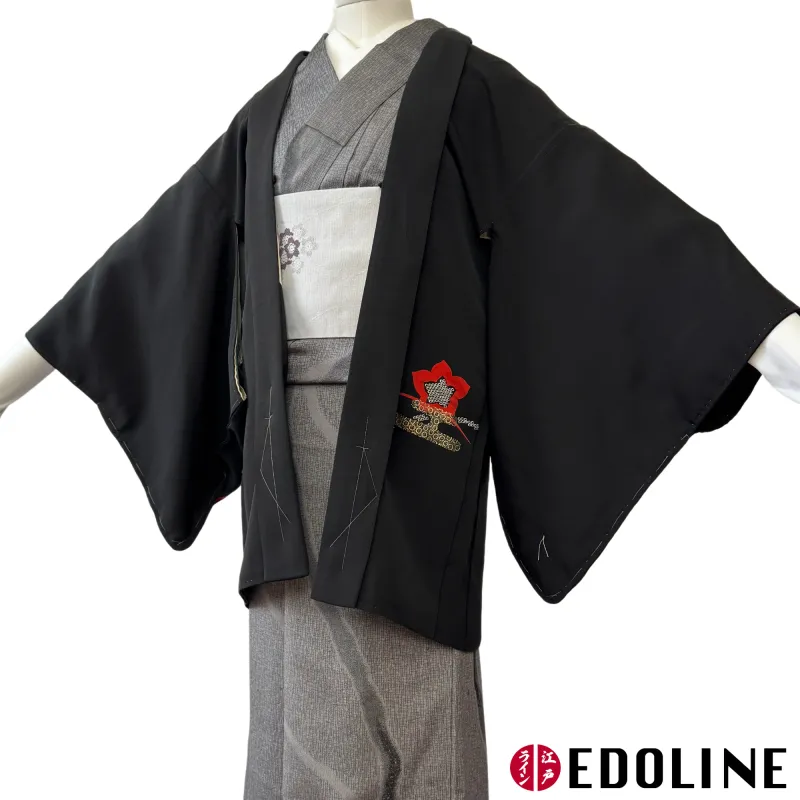 Schwarzer Haori mit roten Kikyô-Blumen, Shibori und Goldakzenten