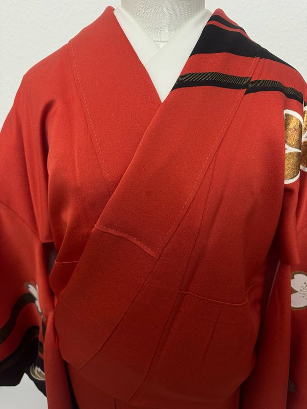 Rot Schwarzer Furisode mit großen Sakura-Blüten