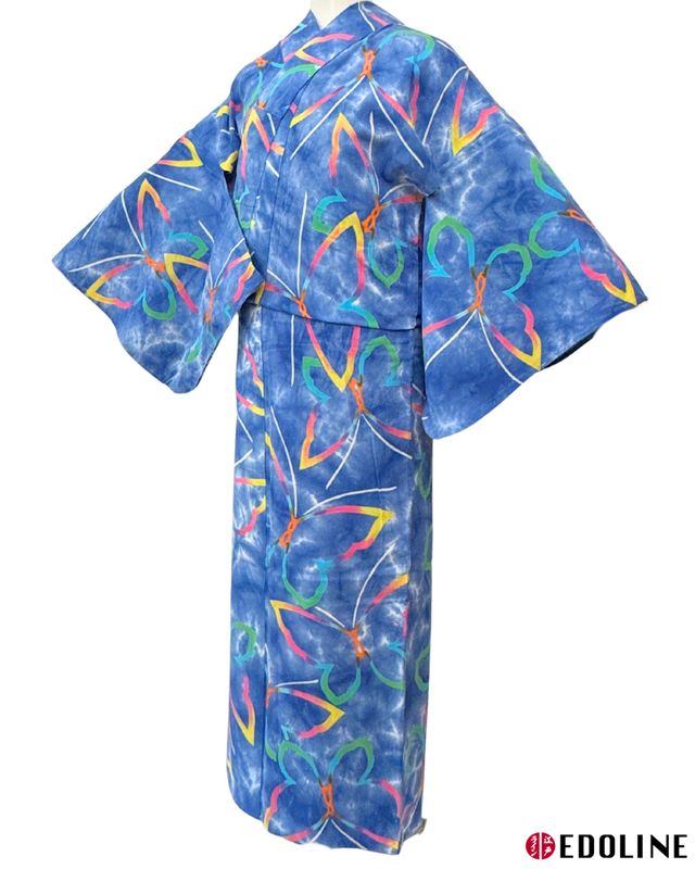 Blauer Yukata mit bunten Schmetterlingen in Batik-Optik