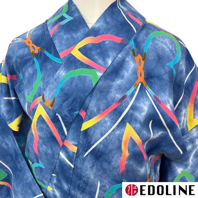 Blauer Yukata mit bunten Schmetterlingen in Batik-Optik