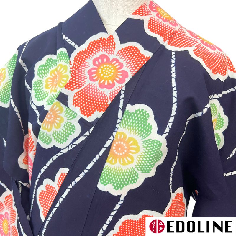 Dunkel-blauer Yukata mit roten und grünen Blumen