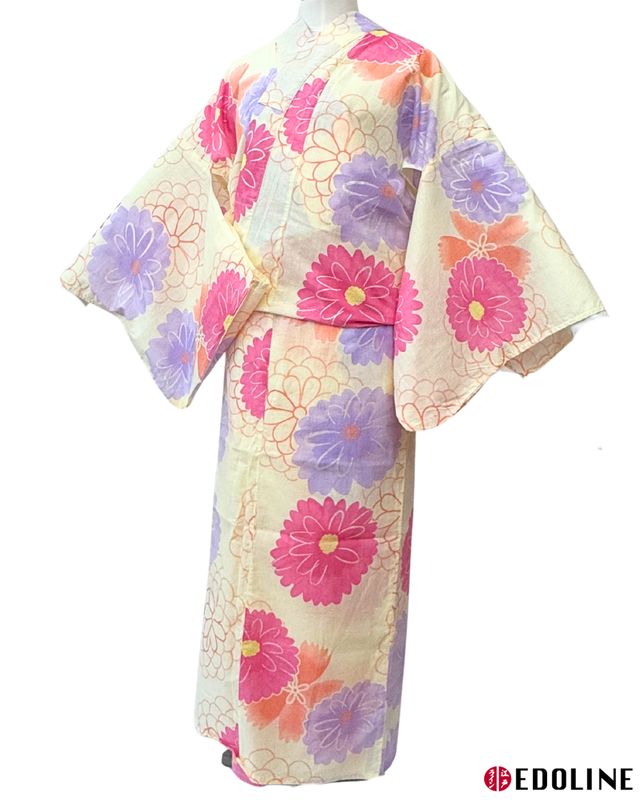 Hell-Gelber Yukata mit stilisierten rosa Chrysanthemen