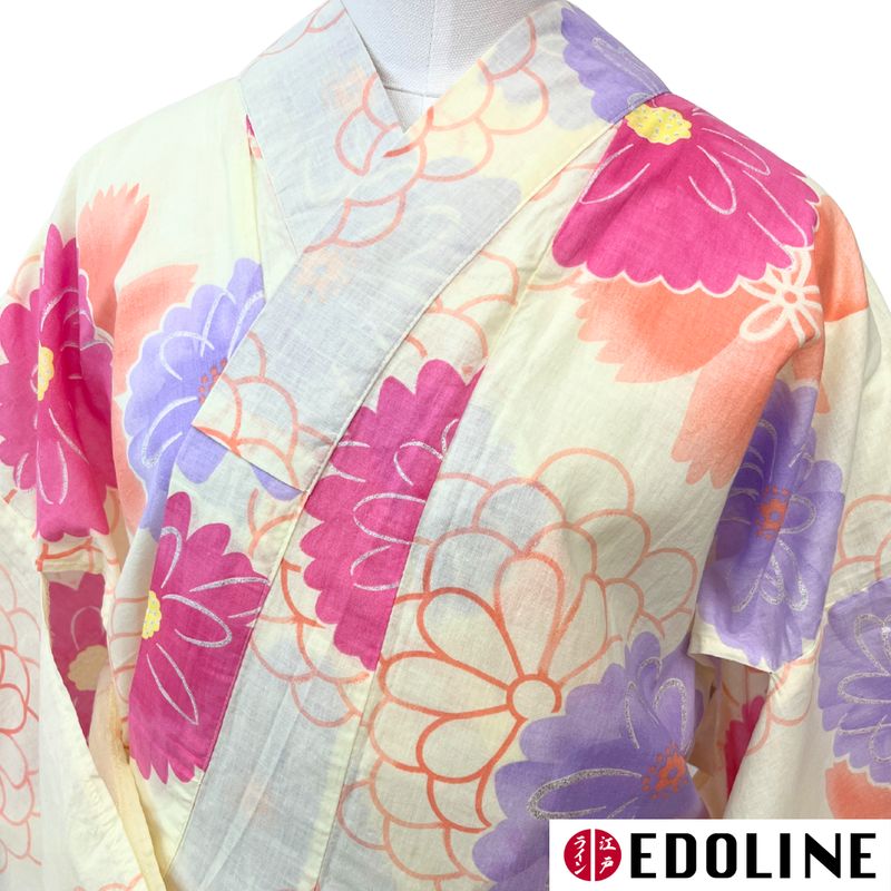 Hell-Gelber Yukata mit stilisierten rosa Chrysanthemen