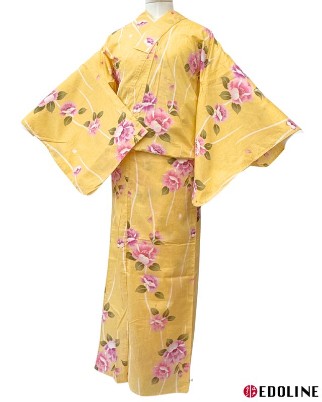 Hell-Gelber Yukata mit rosa Kamelien