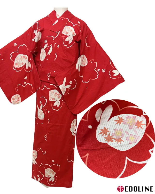 Roter Yukata mit Hasenmotiv und floralen Mustern