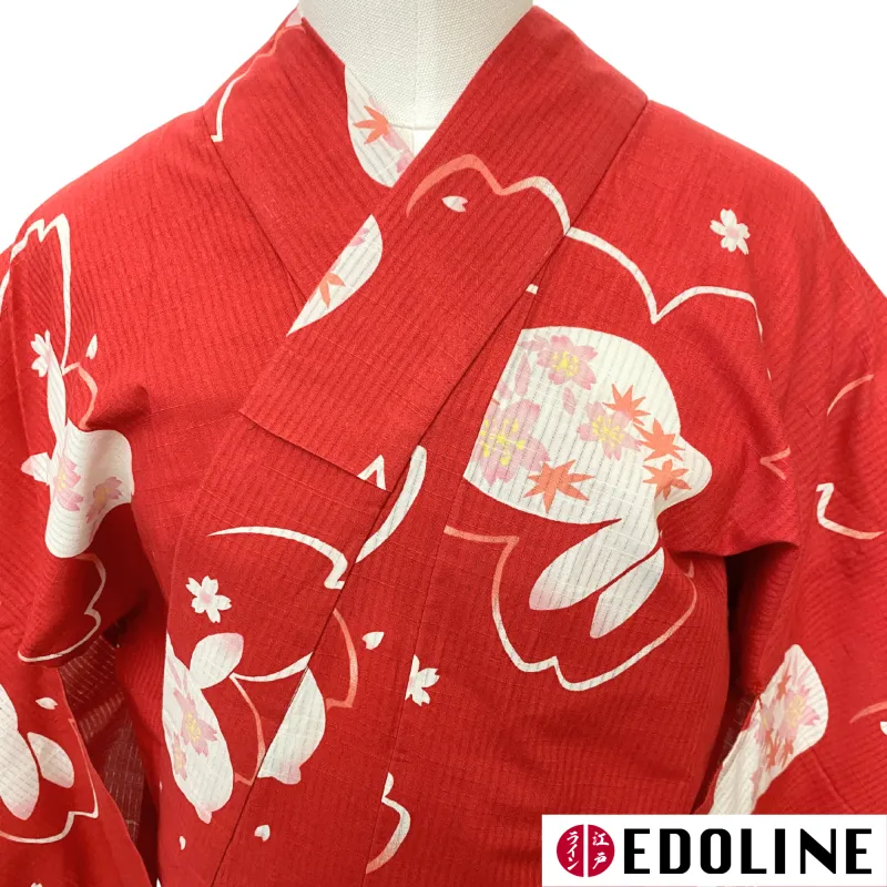 Roter Yukata mit Hasenmotiv und floralen Mustern