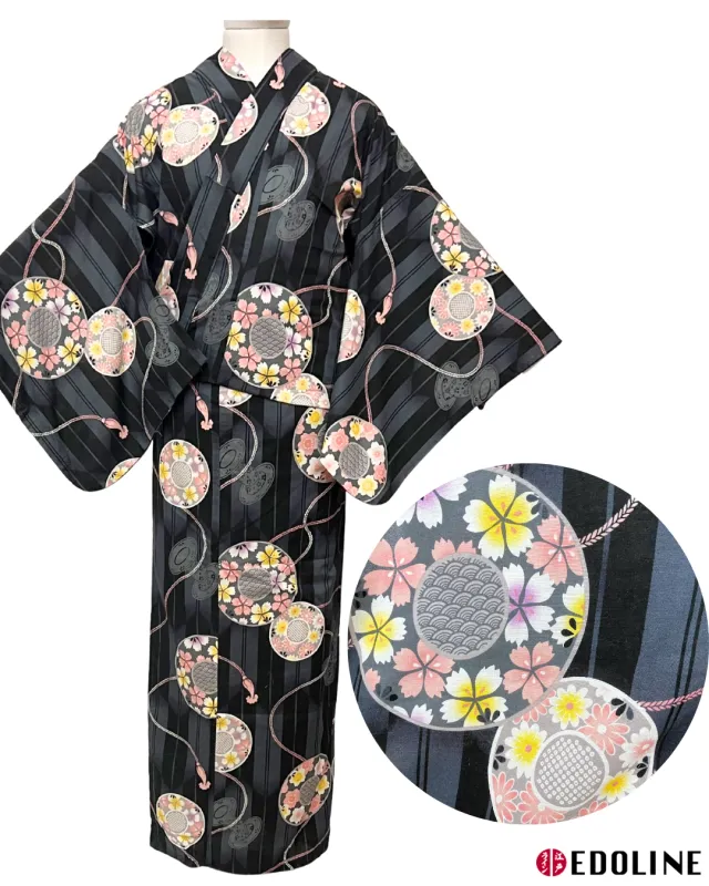 Dunkler Yukata mit Tsuzumi-Trommeln und Kirschblüten (Sakura)