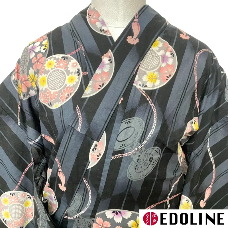Dunkler Yukata mit Tsuzumi-Trommeln und Kirschblüten (Sakura)