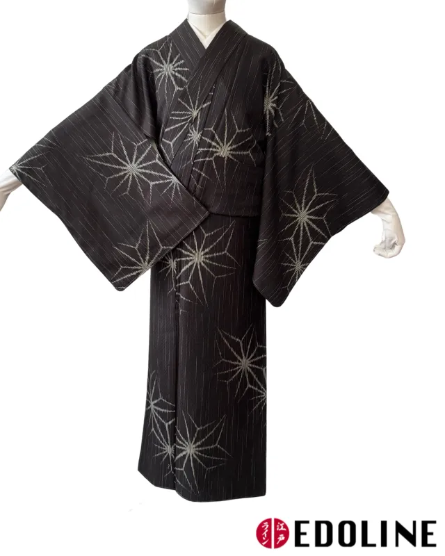 Schwarzer Komon Kimono mit Asanoha Muster
