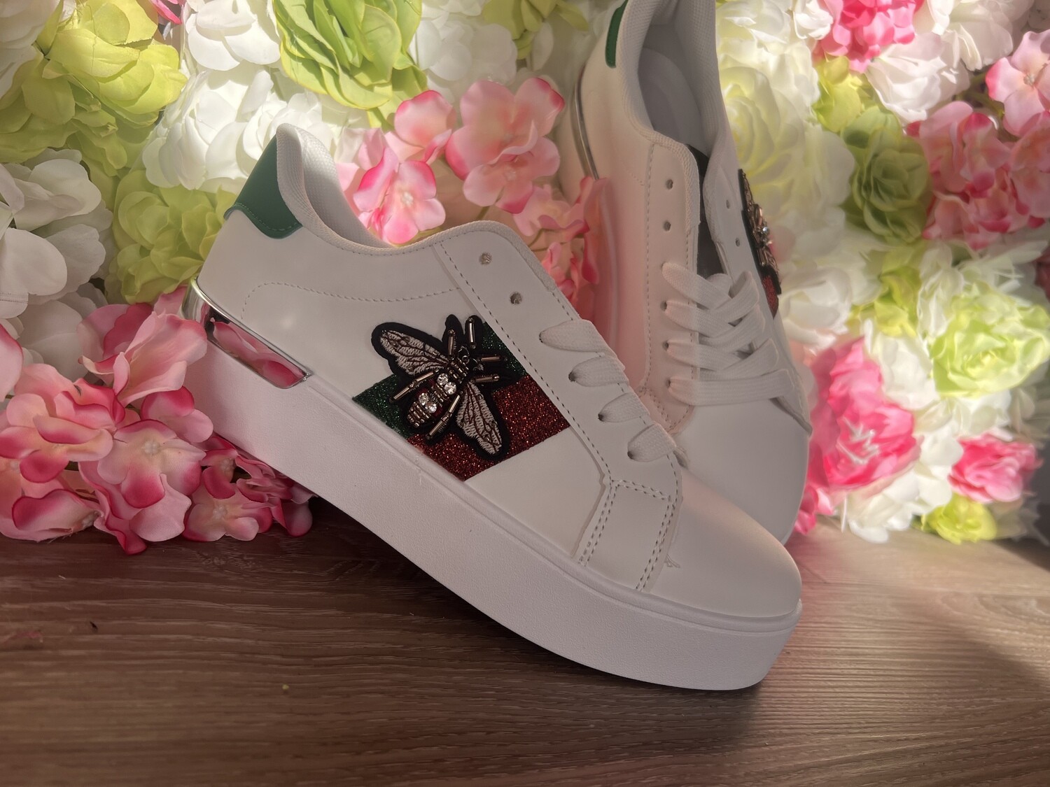 White bee deals trainers