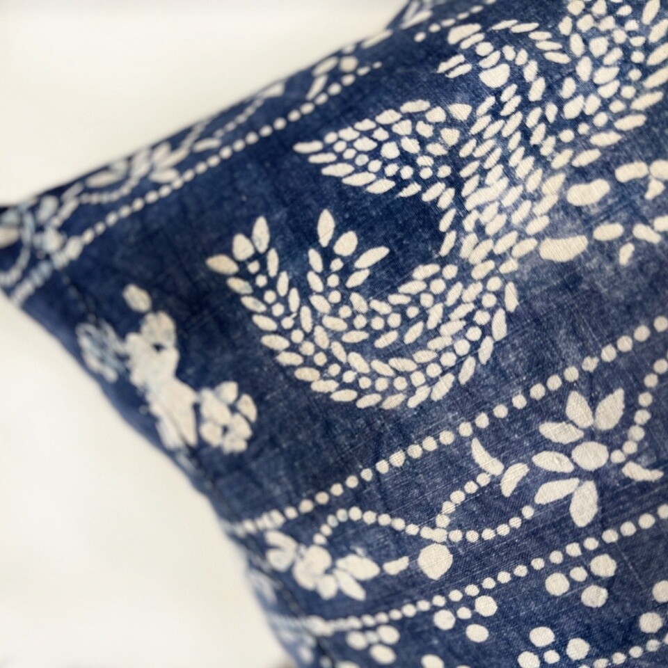 Antique Indigo Resist Throw Pillow n. 1
