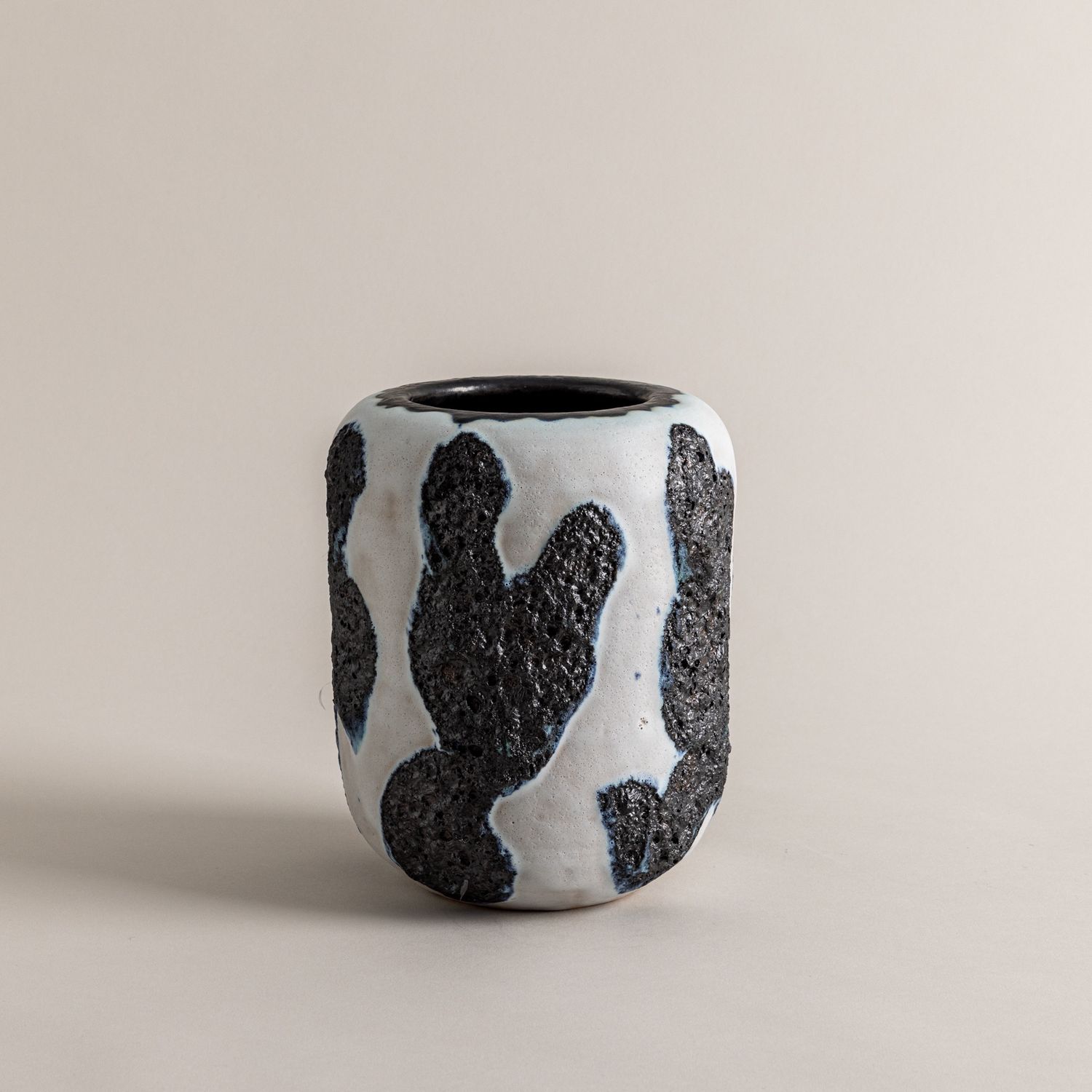 Black and White Vessel n. 1