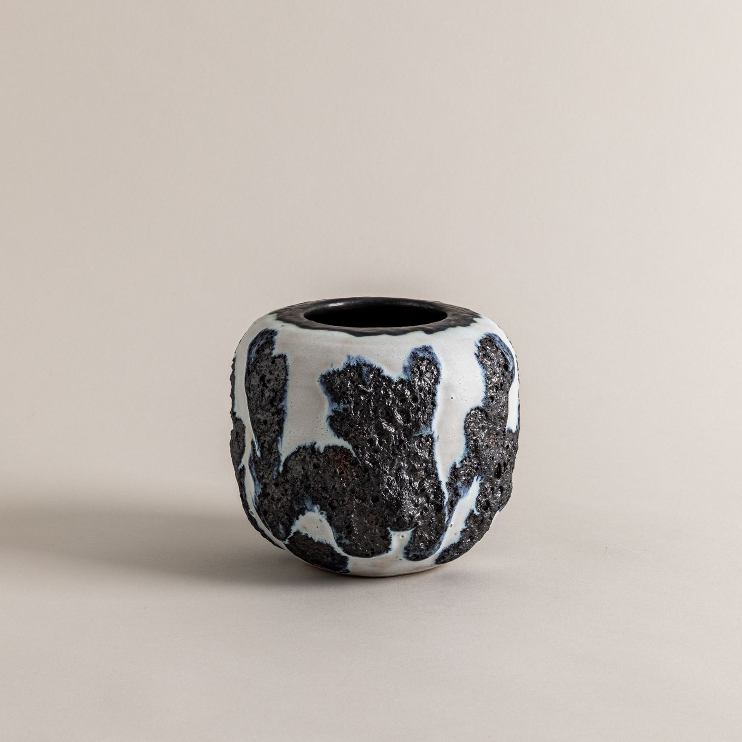 Black and White Vessel n. 3