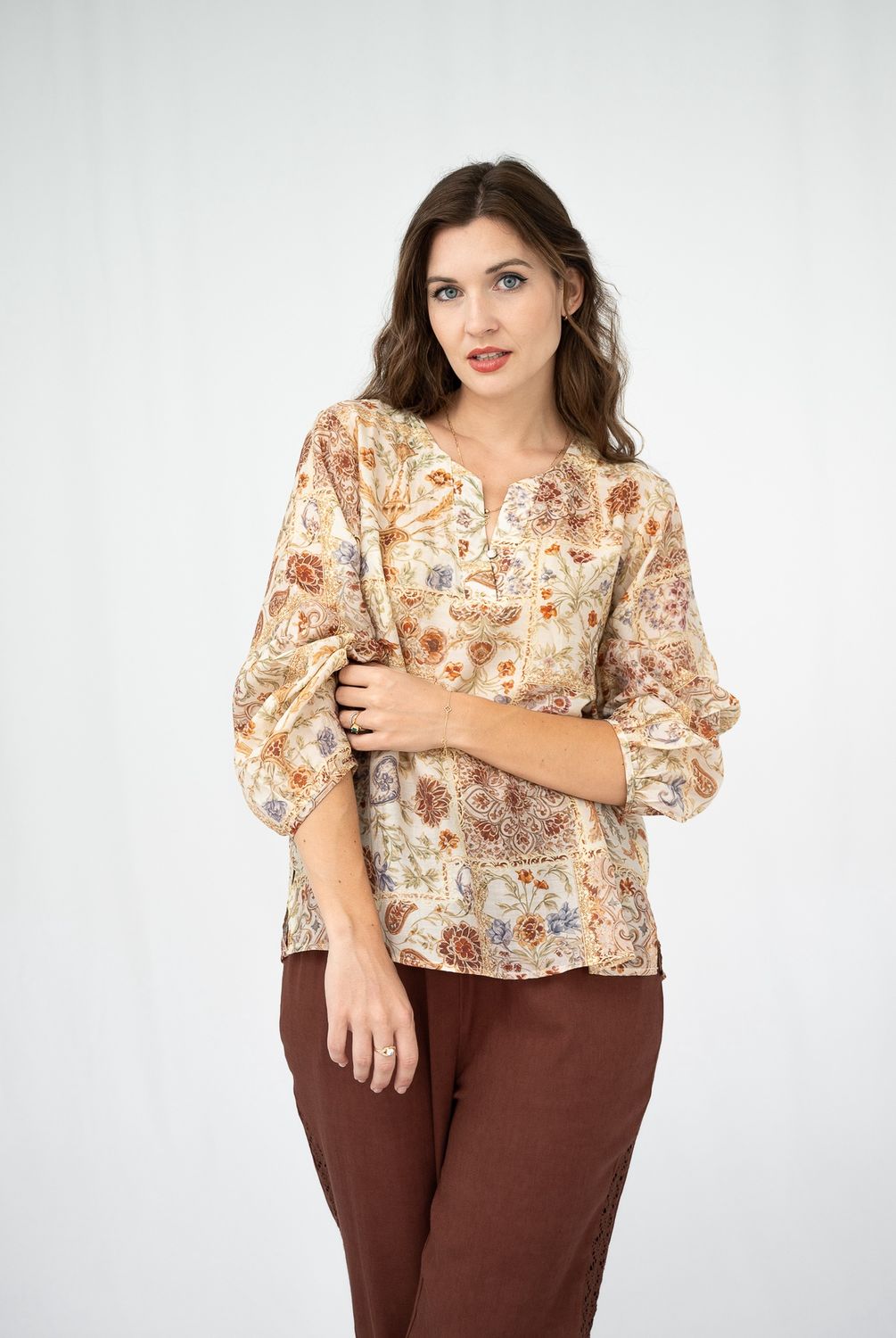 52086 split neck line top