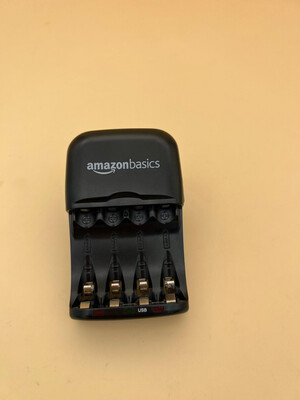 Amazon Basics Akkuladegerät für Ni-MH AA/AAA-Akkus und USB-Geräte