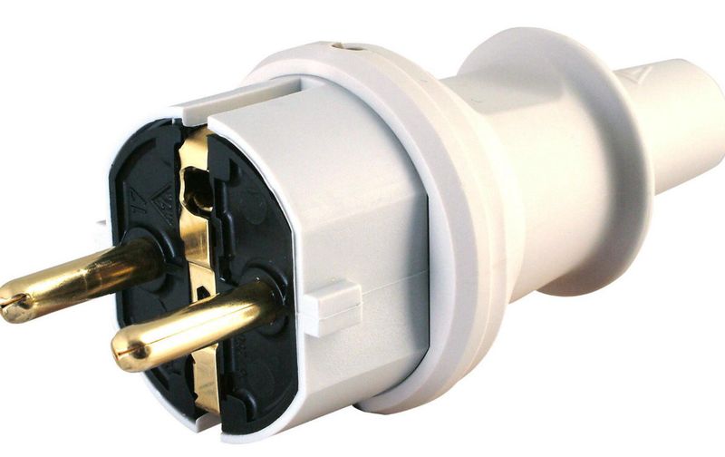Schutzkontakt-Stecker, Einsatz: Polyamid/Kappe: PVC, bruchfest, 2 Schutzkontaktsysteme und Knickschutz, für Kabel bis 3×1,5mm², Farbe: grau Schutzkontakt-Stecker, Einsatz: Polyamid/Kappe: PVC, bruchfest, 2 Schutzkontaktsysteme und Knickschutz, für Kabel bis 3×1,5mm², Farbe: grau