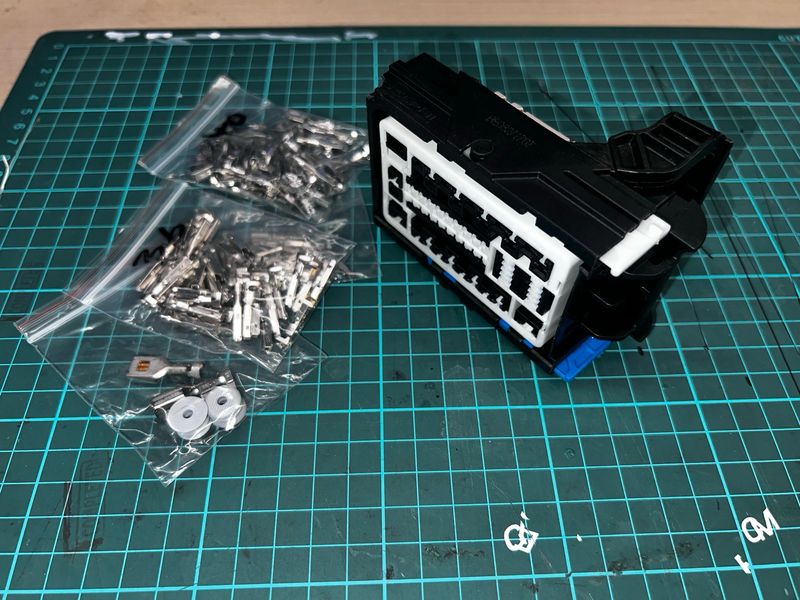 FORD RANGER PX2 FUSE BOX CONNECTOR + PINS (Slight Shipping Damage)