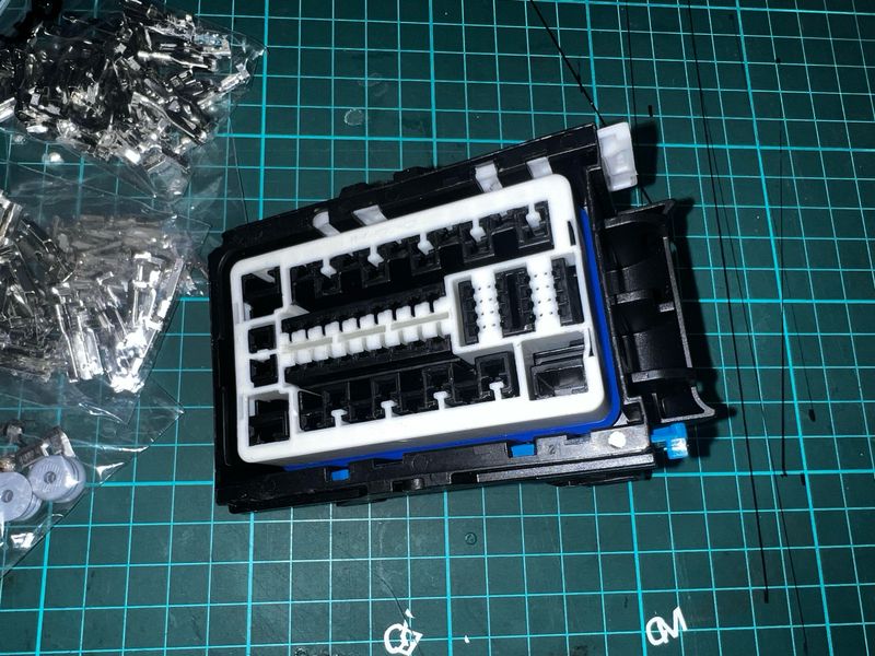 FORD RANGER PX2 FUSE BOX CONNECTOR + PINS (Slight Shipping Damage)