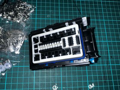 FORD RANGER PX2 FUSE BOX CONNECTOR + PINS (Slight Shipping Damage)