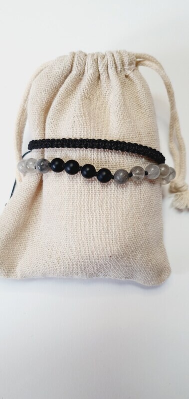 Edelsteinarmband aus Cloudquarz und Onyx Edelsteinarmband aus Cloudquarz und Onyx