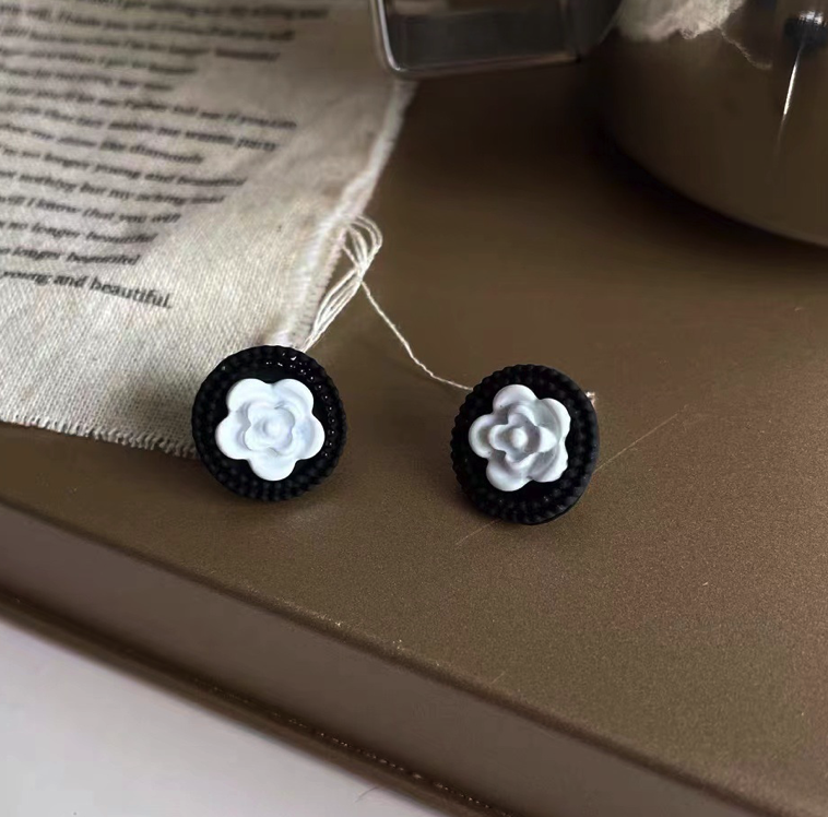Minimalist Camellia Flower Earrings - Black &amp; White