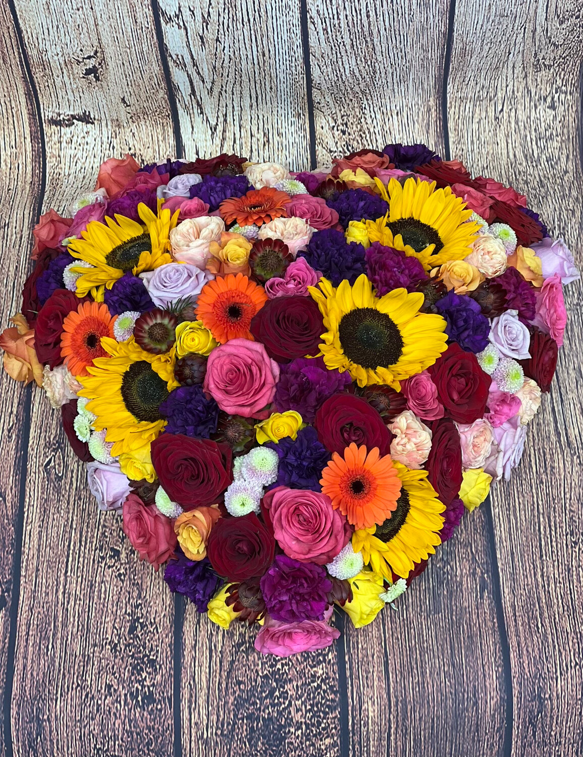 Begravelseshjerte med blandet blomster