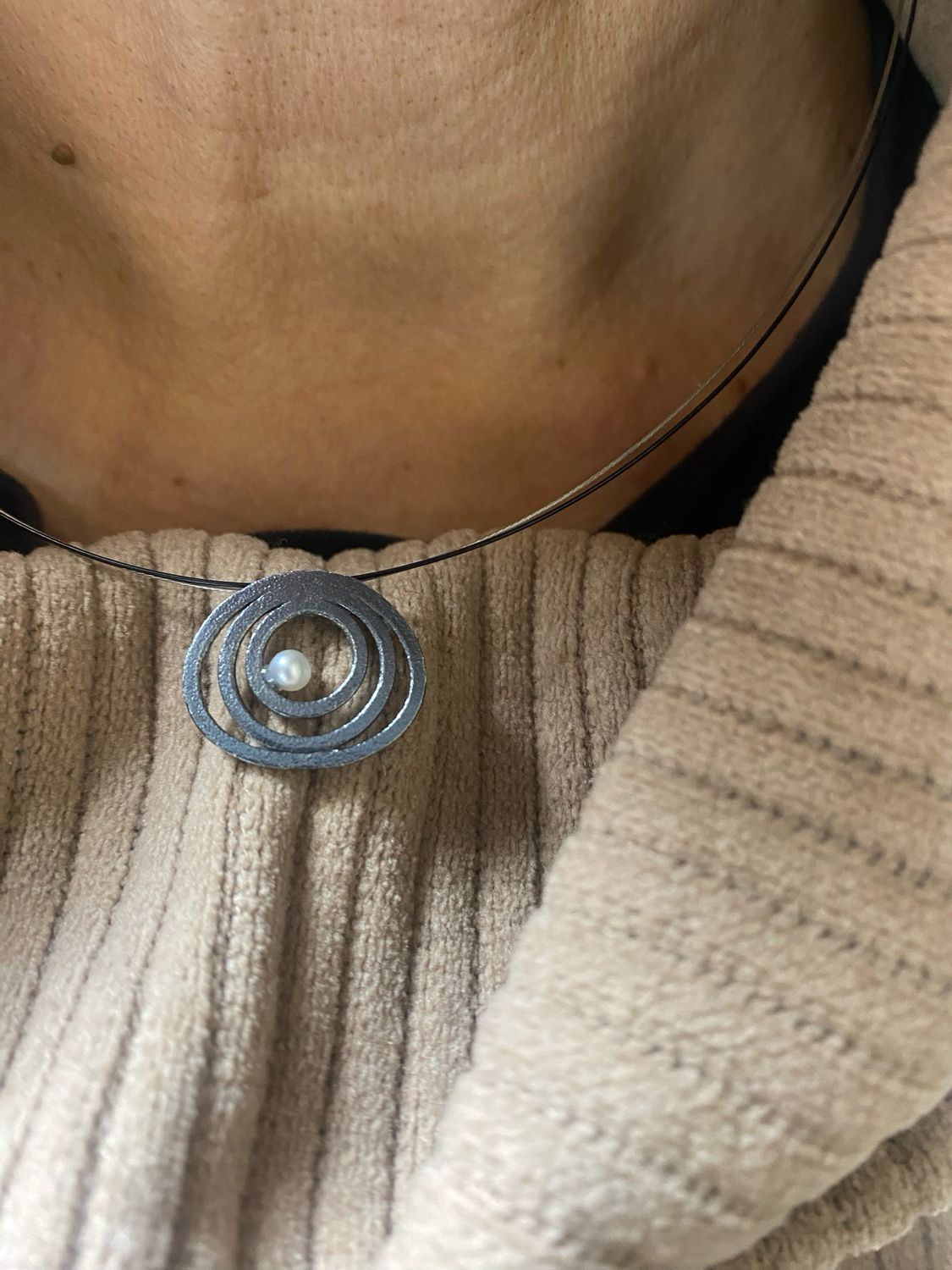 Penjoll Espiral negra amb perla natural. Arracades de conjunt