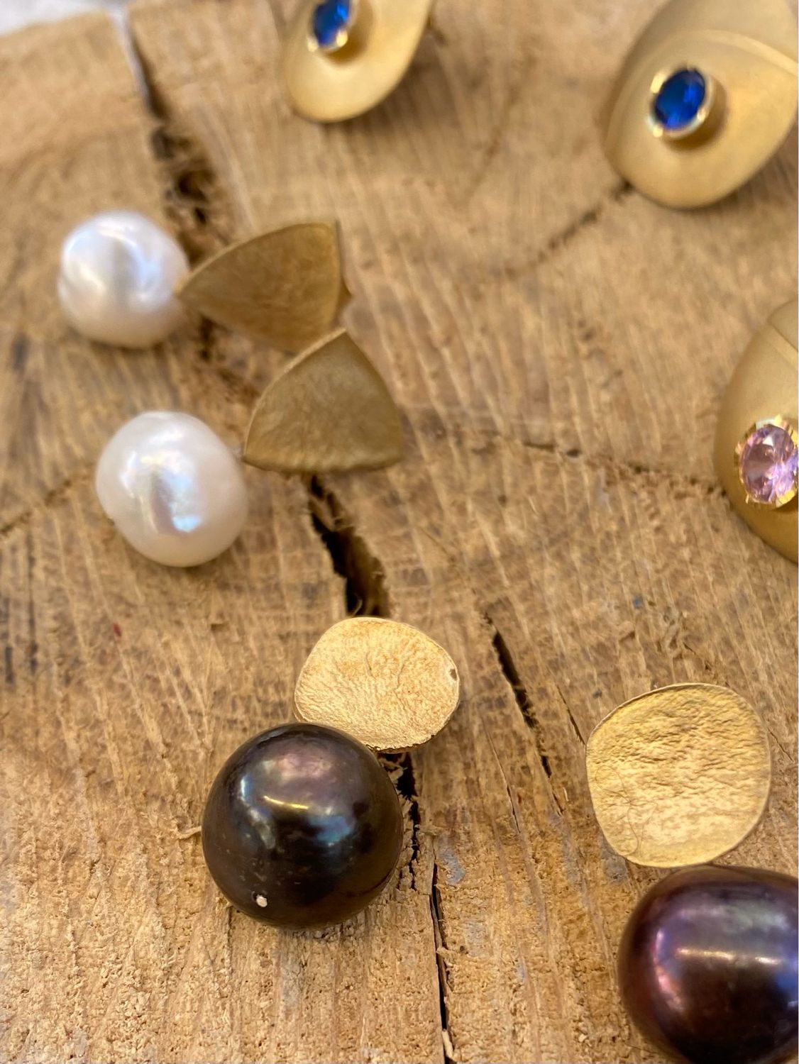 Arracades amb bany d’or i perla natural