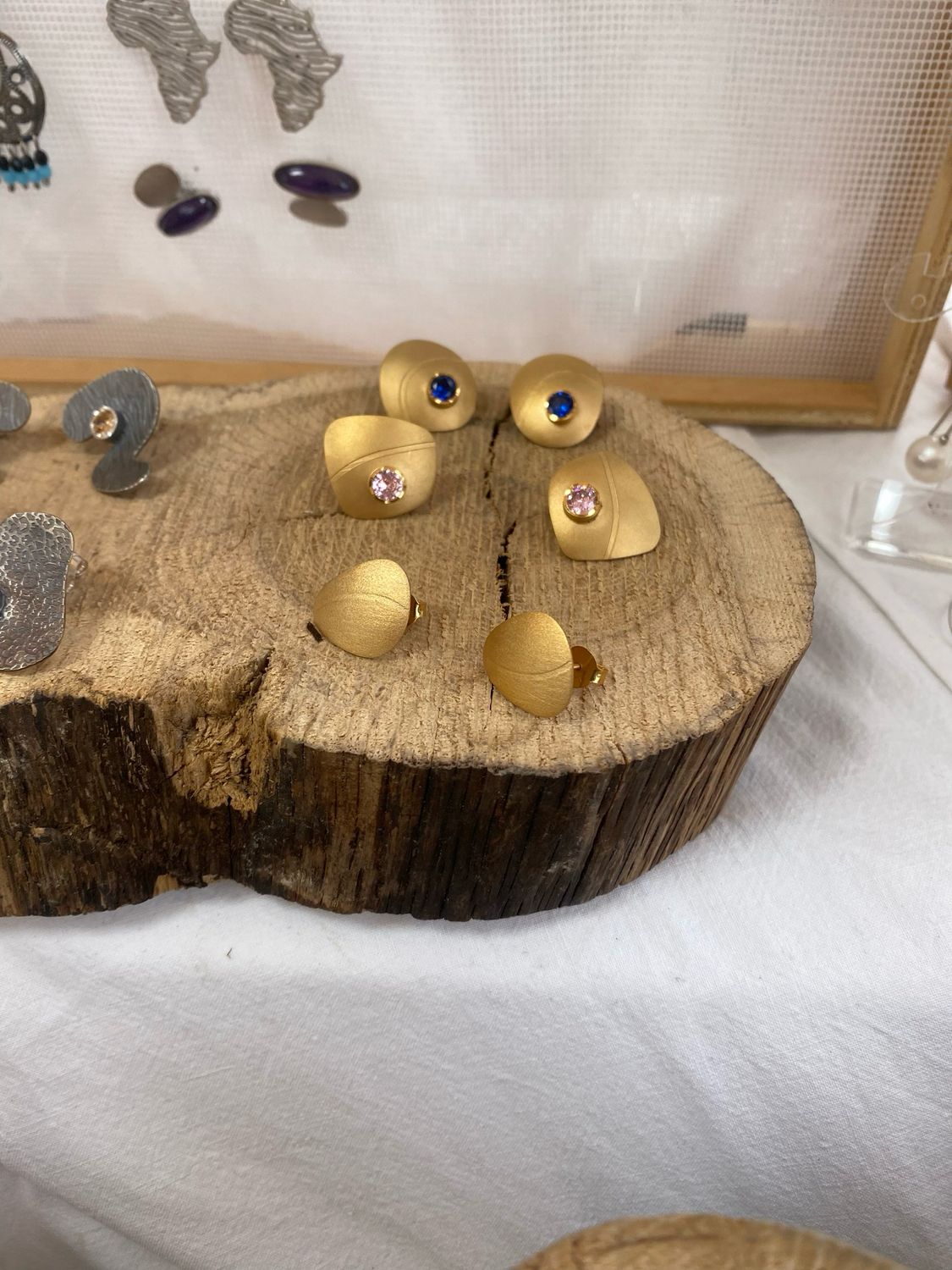 Arracades amb bany d’or i circonites de colors