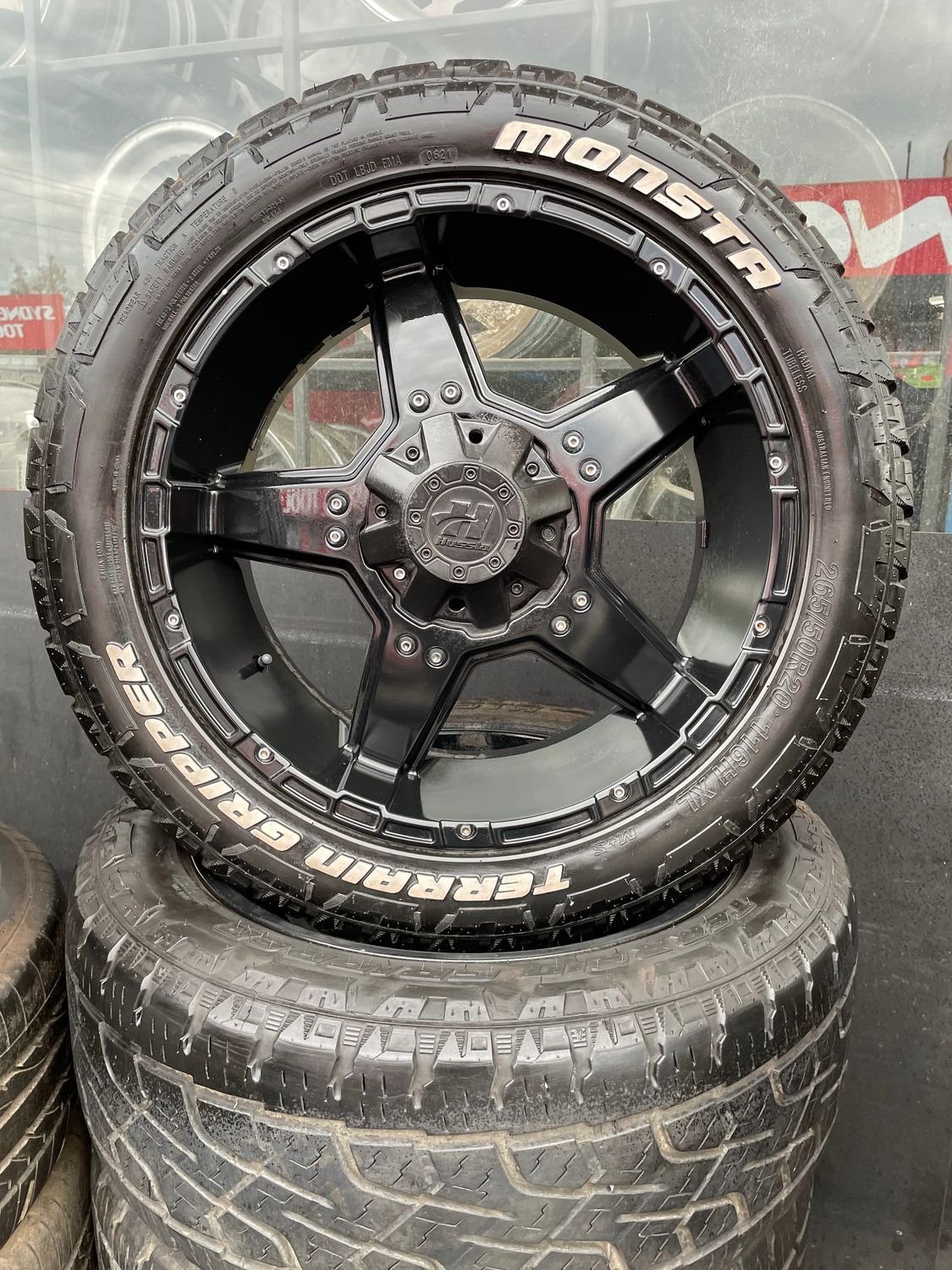 *USED PACKAGE* HUSSLA 20" x 9" BLACK WHEELS FITTED WITH MONSTA TYRES