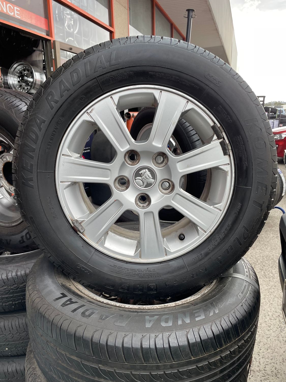 *USED PACKAGE* HOLDEN VE COMMODORE FACTORY 16"X7" WHEELS FITTED WITH KENDA RADIAL TYRES