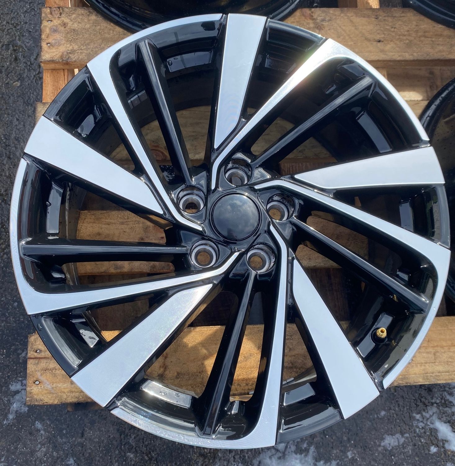 MG OEM *TAKE OFF* - 18x7 - BLACK/MACHINED WHEELS PCD: 5/112 ET: 38P -  PRICE IS PER WHEEL - EXCELLENT CONDITION