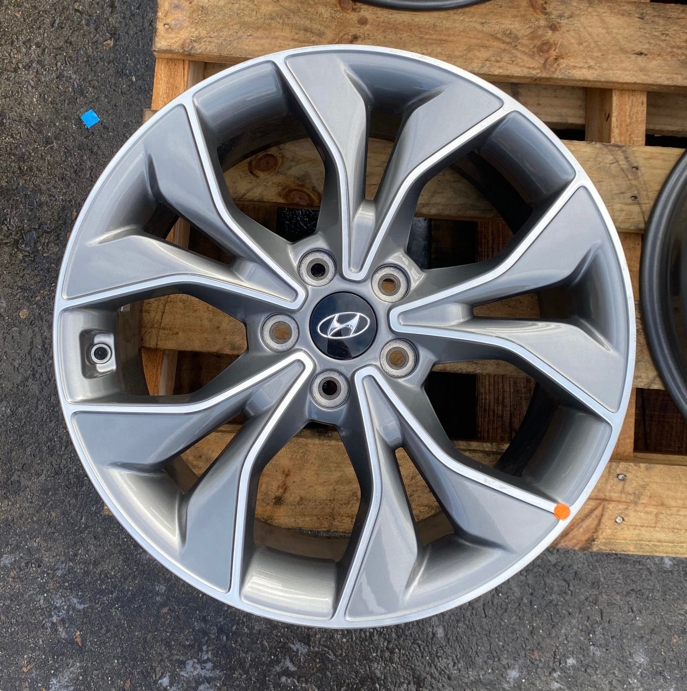 HYUNDAI OEM *TAKE OFF* - SPLIT 5-SPOKE 18x7.5 - GUN METAL/MACHINED WHEELS PCD: 5/114.3 ET: 53P -  PRICE IS PER WHEEL - VERY GOOD CONDITION