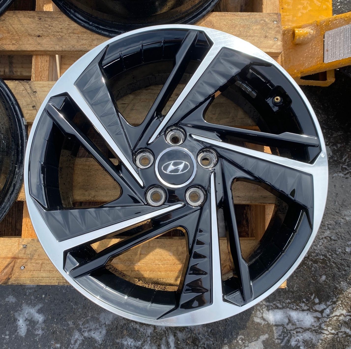 HYUNDAI OEM *TAKE OFF* 5-SPOKE 18x8"- GLOSS BLACK/MACHINED WHEELS PCD: 5/114.3 ET: 56P -  PRICE IS PER WHEEL - GOOD CONDITION