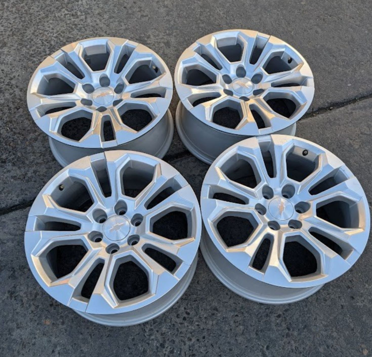 "TAKE OFF" 4 x 20" GENUINE CHEVROLET SILVERADO 1500 WHEELS 20x9 6x139.7 28P FULL SILVER