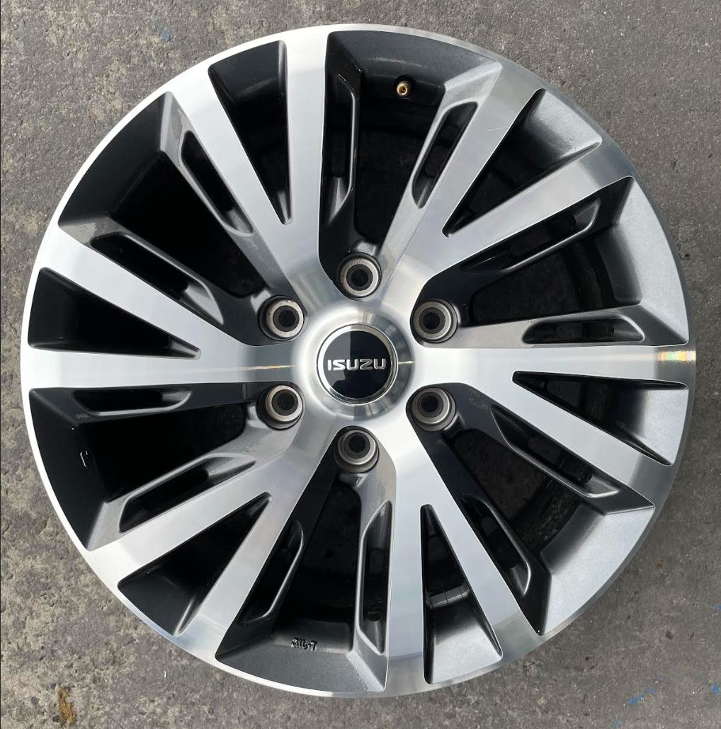 ISUZU D-MAX  OEM *TAKE OFF* - 18x7.5 - GUNMETAL / MACHINED WHEEL PCD: 6/139.7 ET: 33P -  SINGLE WHEEL ONLY - EXCELLENT CONDITION