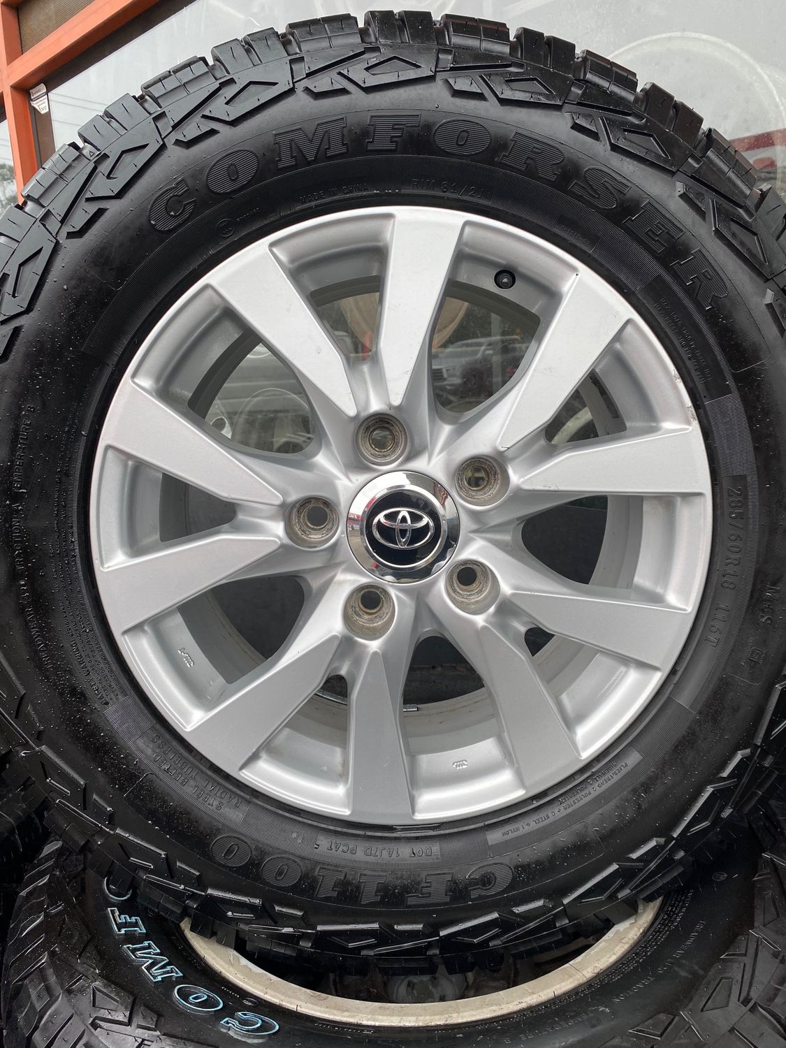 *USED* 4 TOYOTA OEM LANDCRUISER 200 SERIES WHEELS & TYRES - 18X8 - SILVER PCD: 5/150 56P