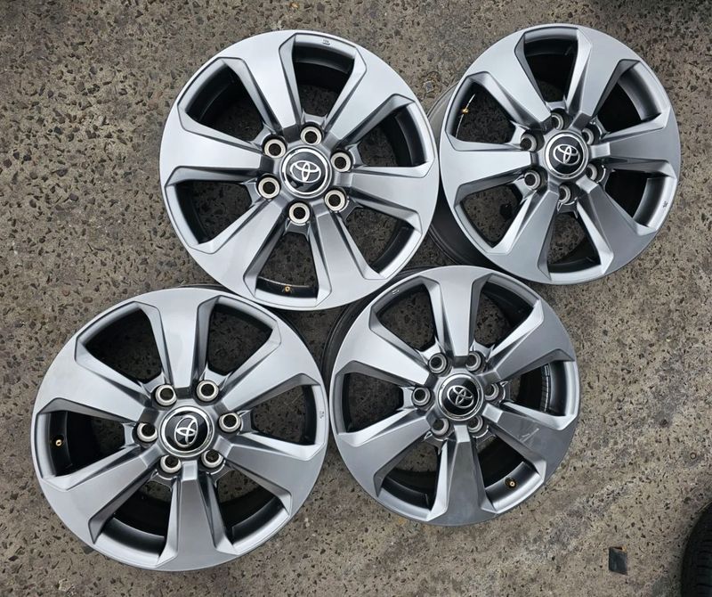 *USED* SET OF 4 TOYOTA 300 SERIES VXL LANDCRUISER WHEELS - 18x7.5 PCD: 6/139.7 ET: 60P *USED* SET OF 4 TOYOTA 300 SERIES VXL LANDCRUISER WHEELS - 18x7.5 PCD: 6/139.7 ET: 60P