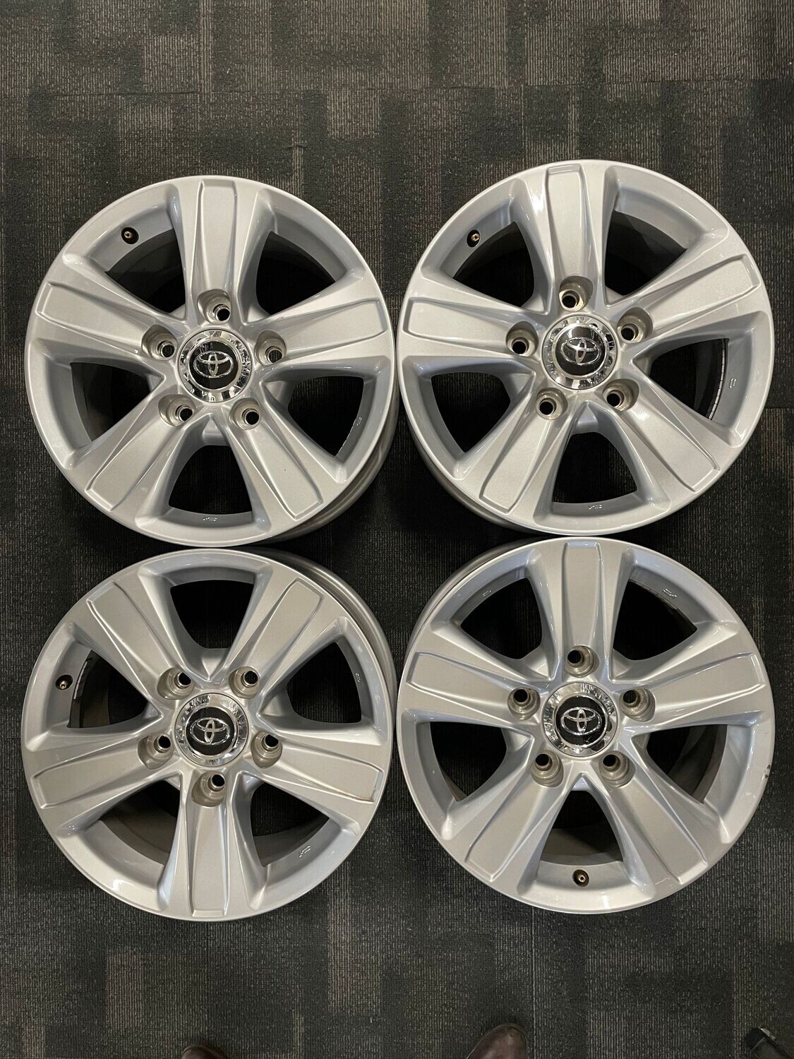 *USED* SET 4 17" TOYOTA OEM LANDCRUISER 200 GXL SILVER PCD: 5/150