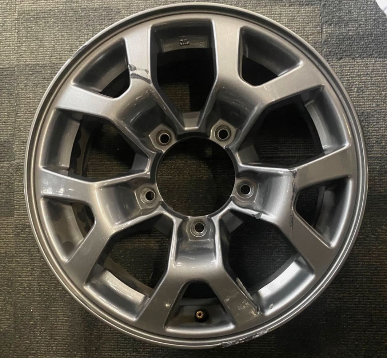 *USED* 15X5.5" SUZUKI JIMNY SINGLE ALLOY GUNMETAL GREY WHEEL PCD: 5X139.7 ET: 5P