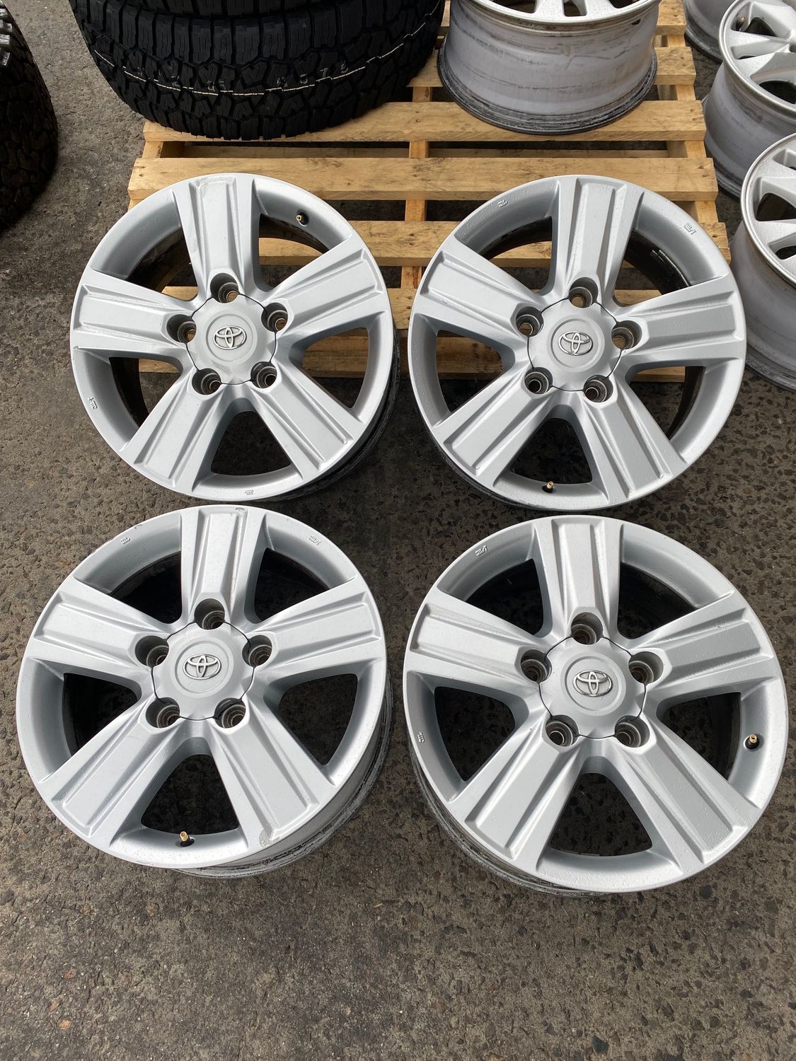*USED* SET 4 18" TOYOTA OEM LANDCRUISER 200 SERIES WHEELS -  SILVER PCD: 5/150