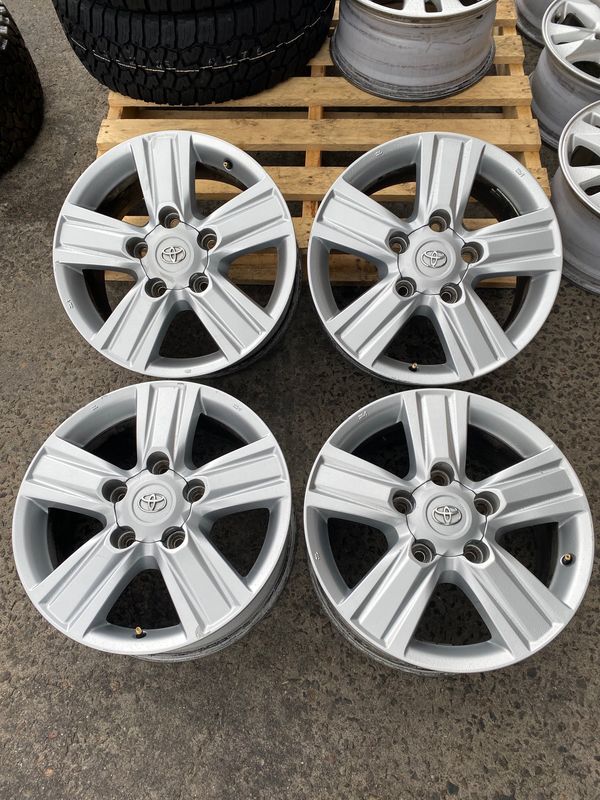 *USED* SET 4 18" TOYOTA OEM LANDCRUISER 200 SERIES WHEELS -  SILVER PCD: 5/150