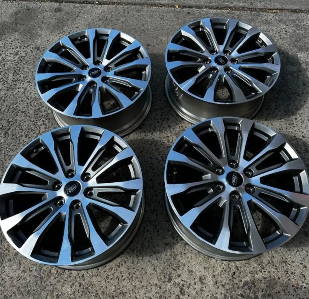 *AS NEW TAKE OFF* 21 *AS NEW TAKE OFF* 21" PLATINUM FORD EVEREST WHEELS 21x8.5" PCD: 6x139.7 ET: 55P