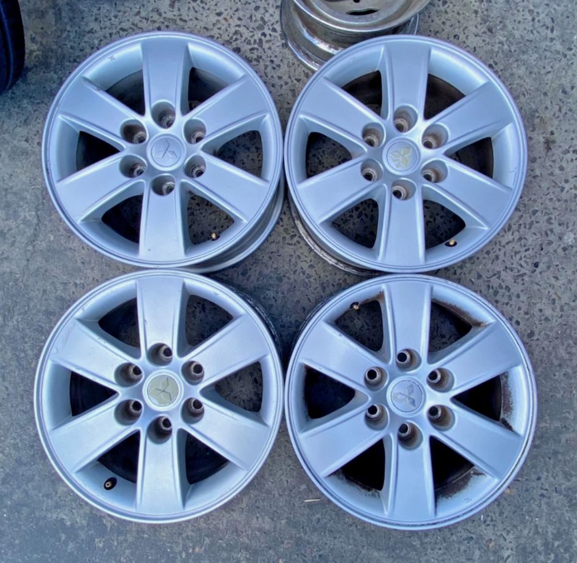 *USED* SET 4 MITSUBISHI PAJERO 6 SPOKE 17x7.5" SILVER WHEELS PCD: 6/139.7 ET:46P